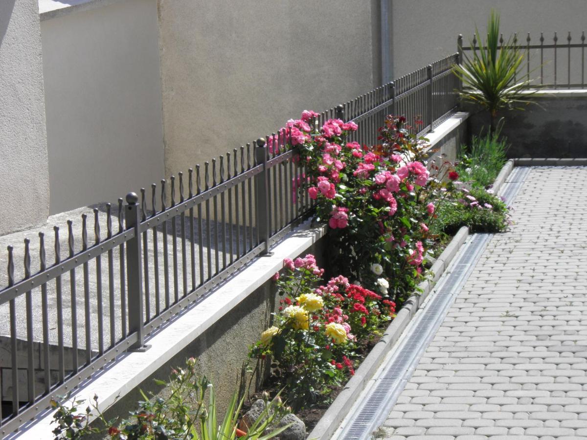 Apartments And Rooms By The Sea Brela, Makarska - 13118 Exterior photo