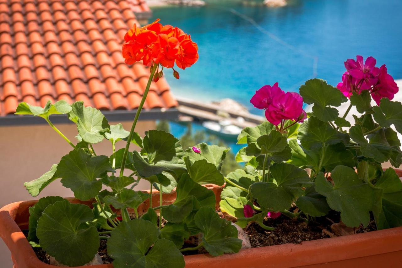 Apartments And Rooms By The Sea Brela, Makarska - 13118 Exterior photo