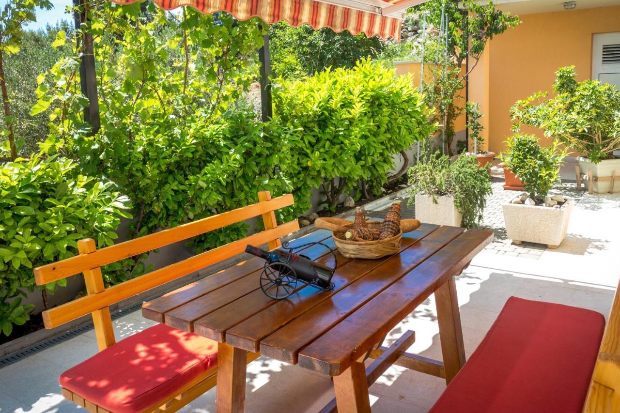 Apartments And Rooms By The Sea Brela, Makarska - 13118 Exterior photo
