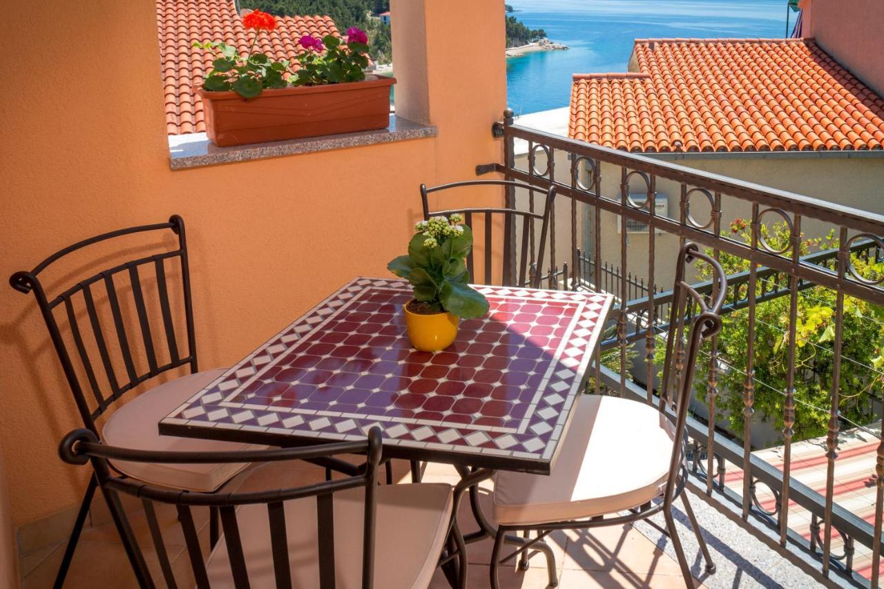 Apartments And Rooms By The Sea Brela, Makarska - 13118 Exterior photo