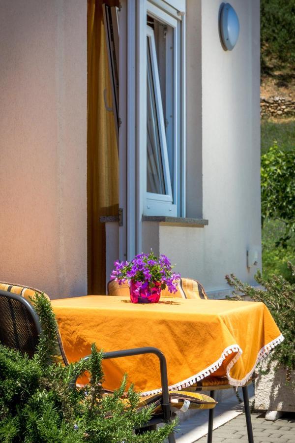 Apartments And Rooms By The Sea Brela, Makarska - 13118 Exterior photo