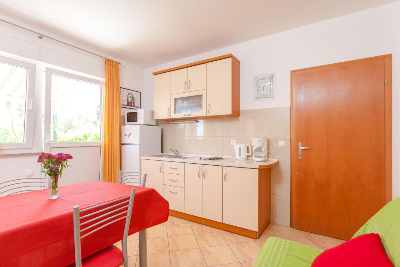 Apartments And Rooms By The Sea Brela, Makarska - 13118 Exterior photo