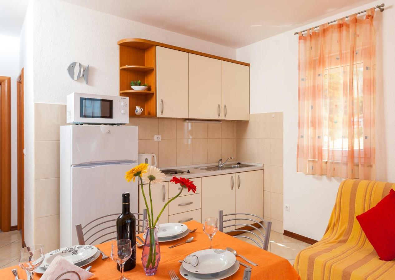 Apartments And Rooms By The Sea Brela, Makarska - 13118 Exterior photo