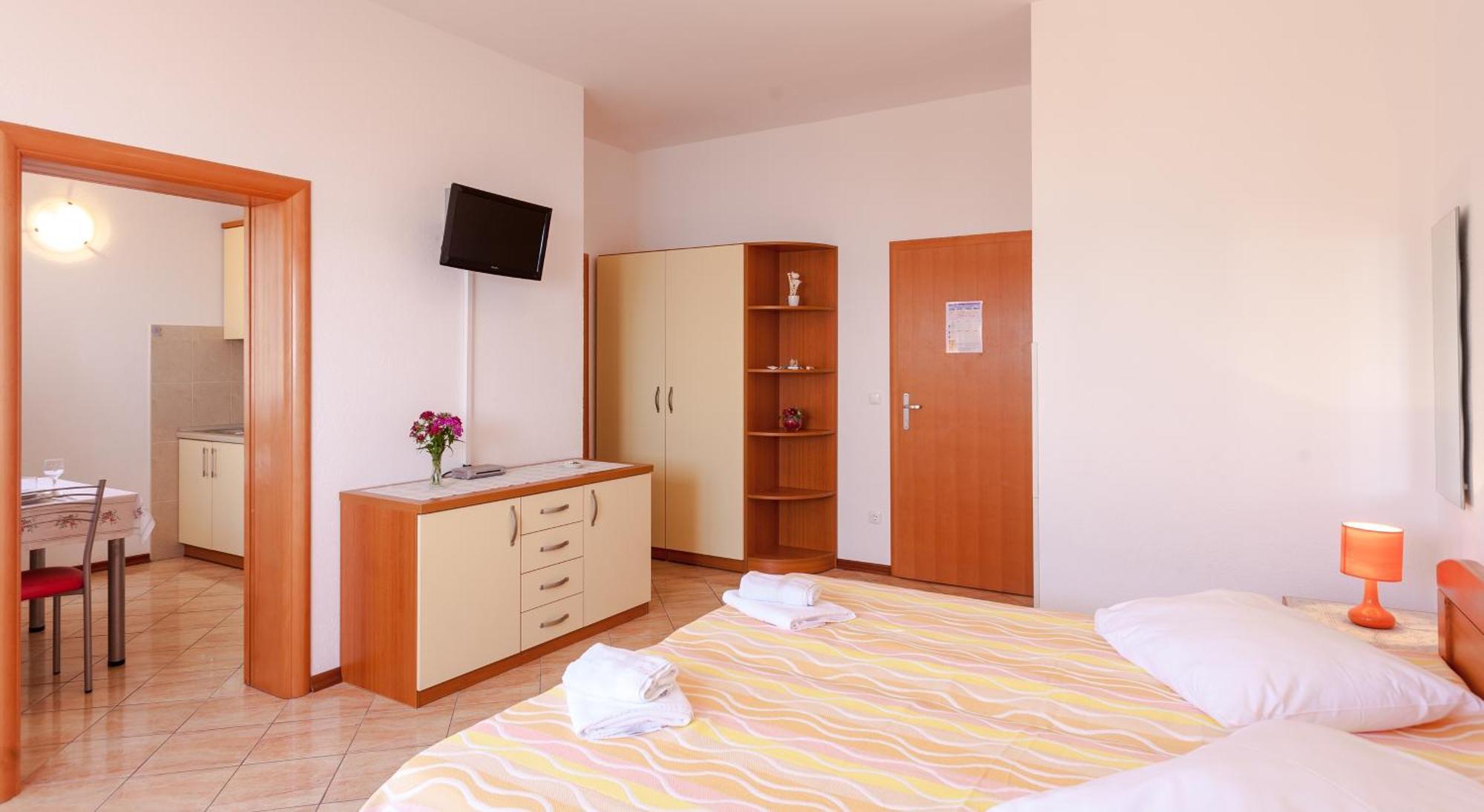 Apartments And Rooms By The Sea Brela, Makarska - 13118 Room photo