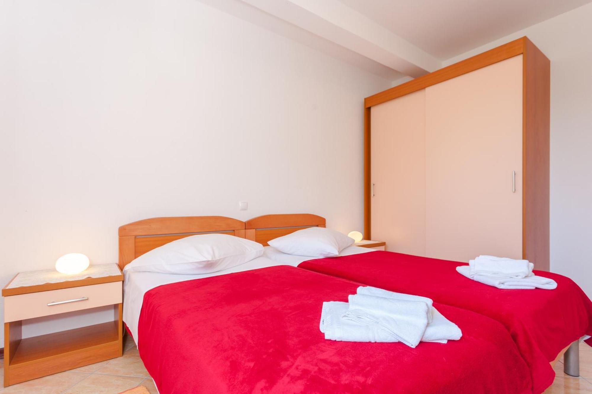 Apartments And Rooms By The Sea Brela, Makarska - 13118 Room photo